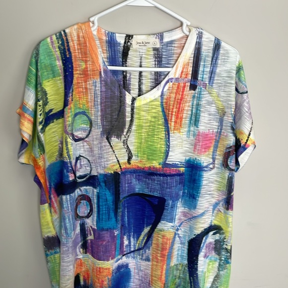 Jess & Jane Multi-Color Burnout Abstract Paint Print V-Neck round hem Tee- Large - Picture 3 of 9